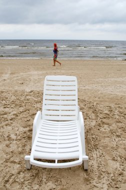 boş kalan sandalye beach genç kadının yürüyüş deniz rahatla