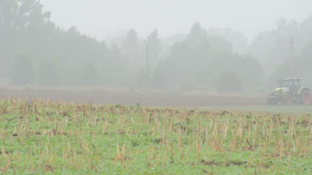 Trator arado agricultura campo nevoeiro da manhã — Vídeo de Stock