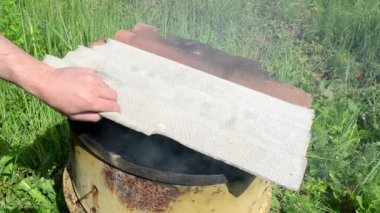 eli açık smokehouse çatı ve balık yemek yemek füme