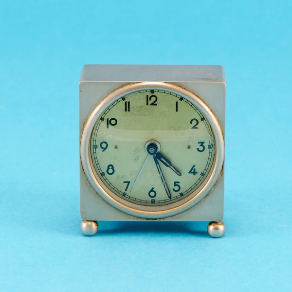 Soporte de reloj retro metálico grunge fondo azul — Stockfoto