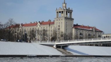 Şehir Merkezi ve akan nehrin içinde etkileyici bir kule inşa