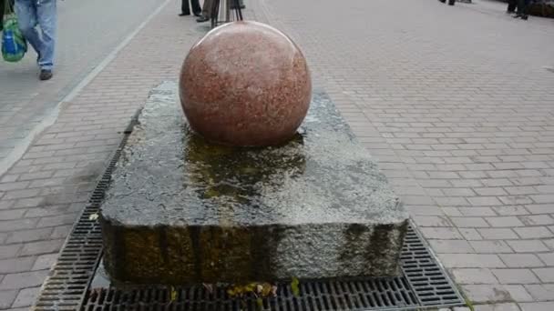 Rotonda fontana di pietra spinosa pavimentazione flusso d'acqua — Video Stock