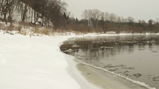 Car going road and panorama river with floe floating water — Stock Video