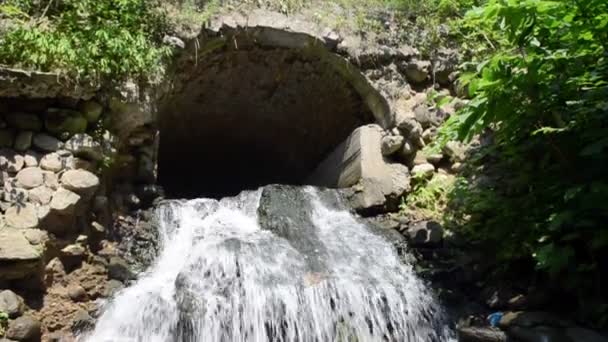 Flujo de agua arco de piedra — Vídeo de stock