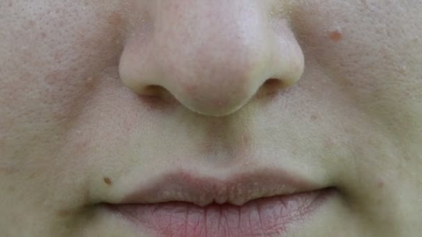 Primer plano mujer cara labios boca comer ecológico mora sonrisa — Vídeos de Stock