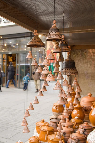 Clay potten hangen klokken ware winkel winkel markt — Stockfoto