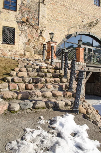 Escaleras adoquinadas barandillas mansión retro nieve permanecen —  Fotos de Stock