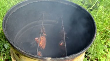 ekolojik balık duman smokehouse paslı varil içinde asmak