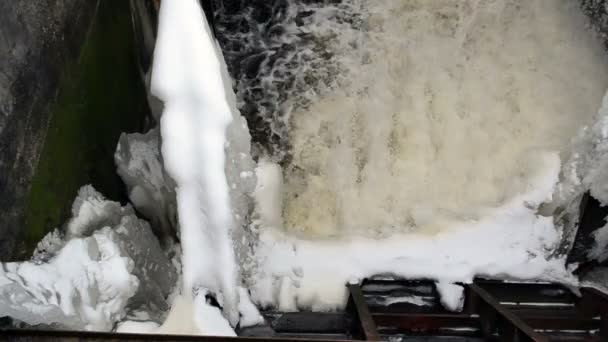 Forte corrente d'acqua flusso spruzzi vintage diga ghiaccio neve inverno — Video Stock