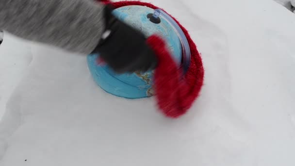 Hand earth globe sneeuw — Stockvideo