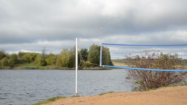 Voleibol neto lago orilla otoño — Vídeos de Stock