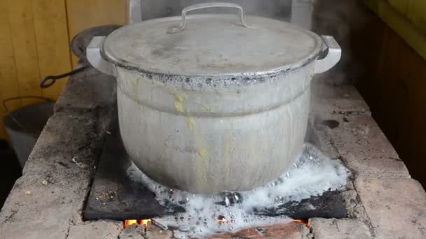 Zoom fora grande panela ferver fluxo de água queimar velho fogão rural velho rural — Vídeo de Stock