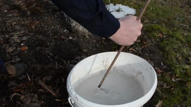 Uomo preparare albero da frutto whiting liquido calce proteggere parassiti — Video Stock