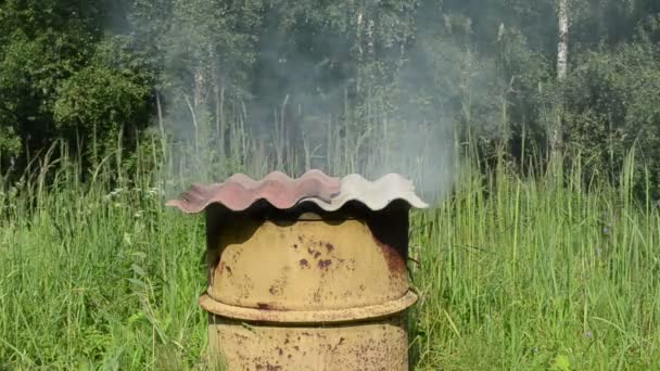 Fumaça subir fumaça casa barril enferrujado asbestine telhado de ardósia — Vídeo de Stock