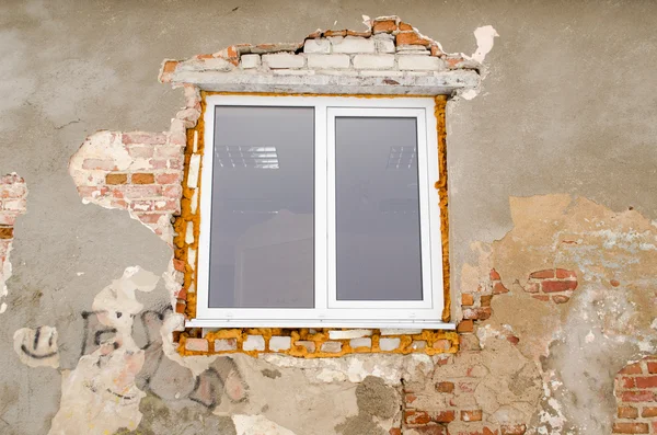 Renovación ventana de plástico vieja pared de la casa de ladrillo — Foto de Stock