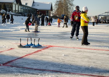 göl buz dondurulmuş eisstock paten curling oyna