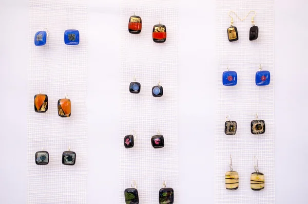 Náušnice skleněné kámen šperky prodat na trhu spravedlivé — Stock fotografie