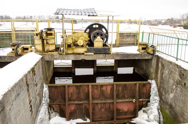 Mécanisme barrage vis tenir acier neige eau hiver — Photo