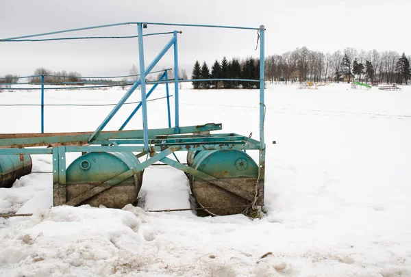 Quay pier stalen vat sneeuw lake shore winter — Stockfoto