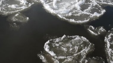 donmuş kar parça büyük karanlık Nehri yüzüyor