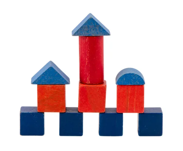 Renkli ahşap oyuncak blok tuğla inşaat beyaz — Stok fotoğraf