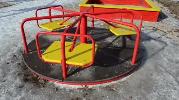 Triple bébé spinning carrousel chaises jaunes rails rouges — Video