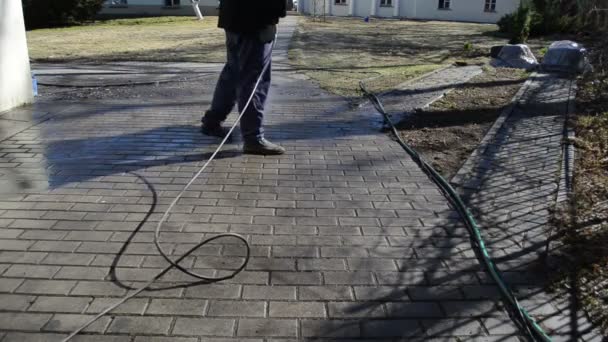 Cleaning dirty patio with water pressure — Stock Video