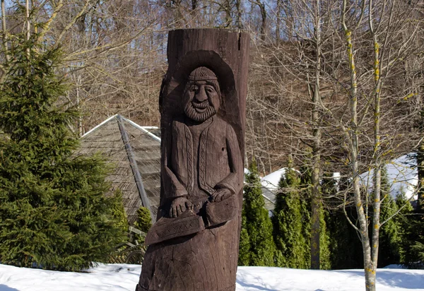 Rural wooden carved man statue snow winter park — Stock Photo, Image