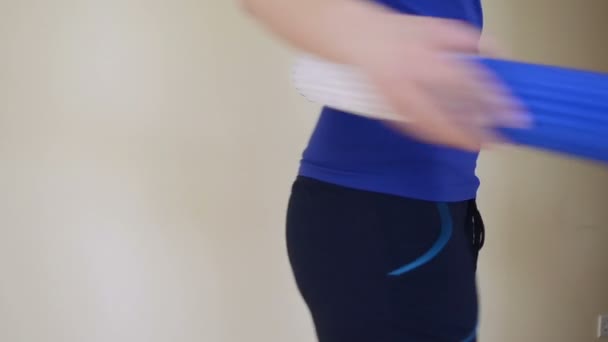 Mujer cintura aro delgado — Vídeo de stock