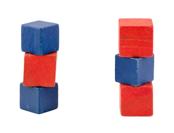 Blocos de log de brinquedo de cor azul vermelho ficar em branco — Fotografia de Stock