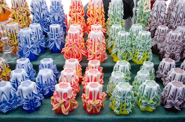 Színes dekorációval viasz gyertyát eladni kültéri piaci tisztességes — Stock Fotó