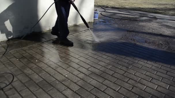Pracovník mytí dlažby voda — Stock video