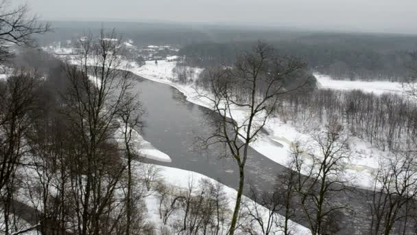 Neris folyó áram floe lefelé park saját rangos házak — Stock videók