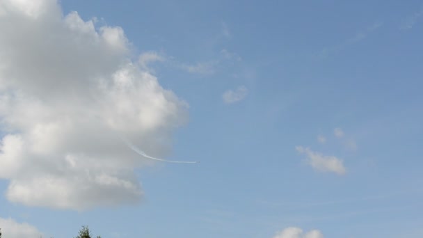 กีฬาเครื่องบินควันบนท้องฟ้า — วีดีโอสต็อก