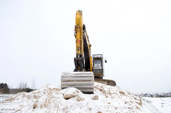 Экскаватор сваи песка ямы почвы снег зимняя промышленность — стоковое фото