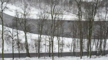 Nehrin akış kış yol