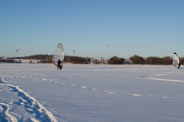 Pessoas gelo vela surf kiteboard neve lago inverno — Fotografia de Stock