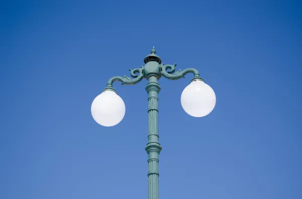 Vintage light pole double twin glass lampe blauer himmel — Stockfoto