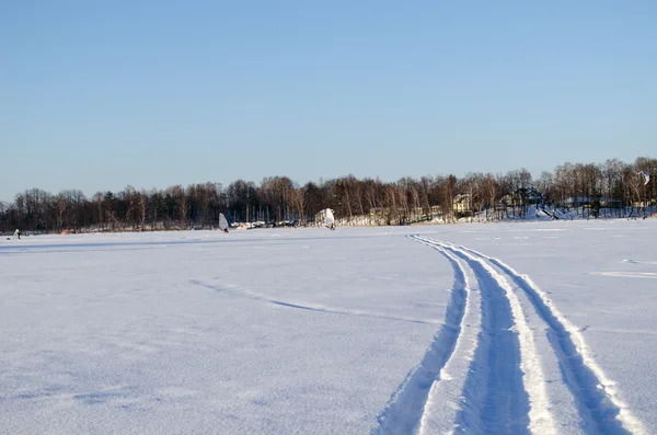 Människor is segel sport snö fryst lake vinterdag Stockfoto