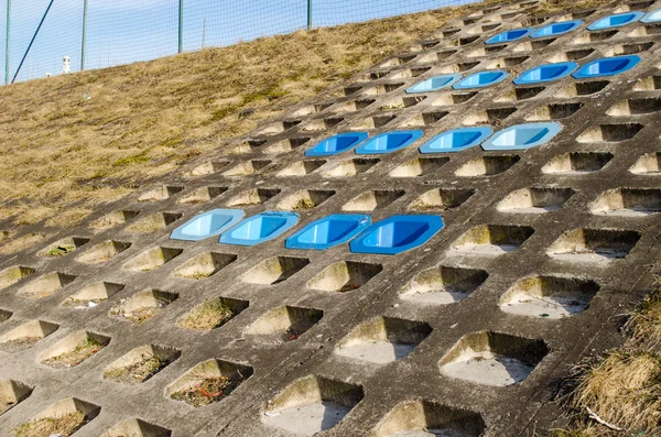 Цементний схил поверхня змонтовані сині стільці відпочинок — стокове фото