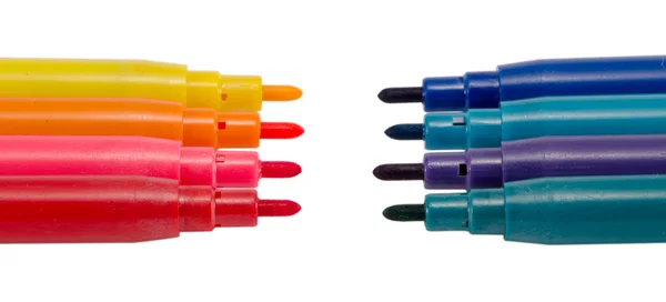 Donkere heldere kleur voelde tip pennen oponents op wit — Stockfoto