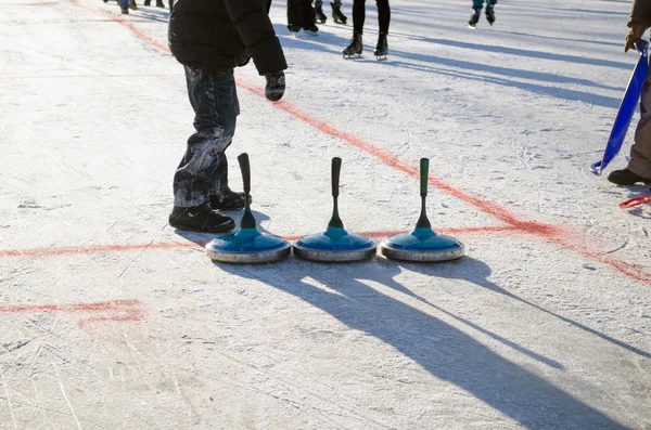 Eisstock curling brinquedos ferramenta pessoas jogar jogo de inverno — Fotografia de Stock
