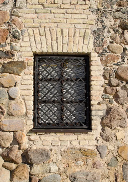 Okno železo ochránit bar retro zděný kamenný dům — Stock fotografie