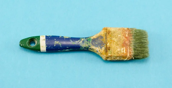 Grunge smutsiga gamla skrynkligt paint pensel verktyg på blå Stockbild