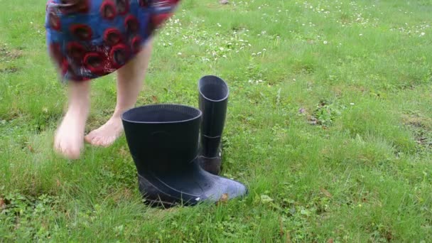 Barefoot vrouw schoenen — Stockvideo