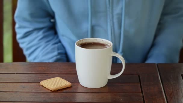 Bebida de taza de café mano — Vídeo de stock