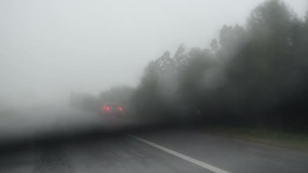 雨の秋のフロント ガラスの車 — ストック動画