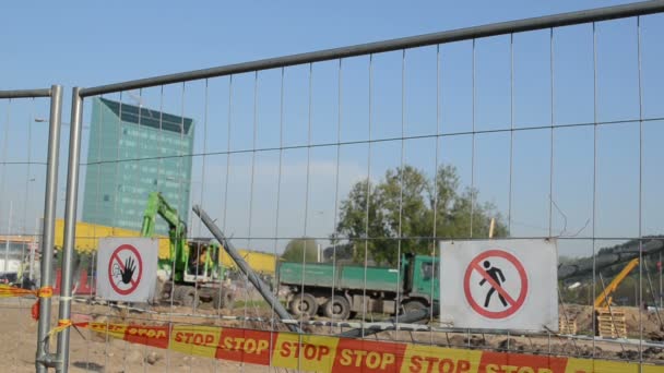 Warnung vor Baustelle — Stockvideo