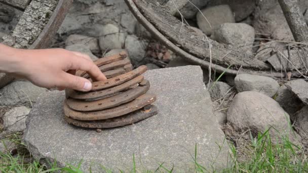 Piedra de caballo retro zapato — Vídeo de stock