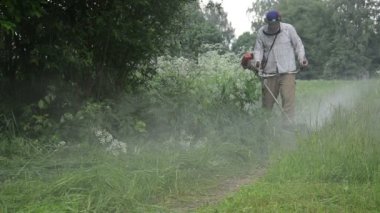 su damla Islak çimen kesmek